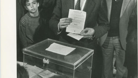 El vicepresidente del Gobierno, Alfonso Guerra, muestra su voto a favor de continuar en la OTAN, el 12 de marzo de 1986. EFE