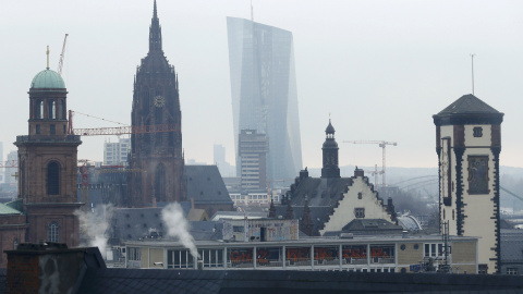El rascacielos donde tiene su sede el BCER, visto entre los teados de Fráncfort. REUTERS/Ralph Orlowski