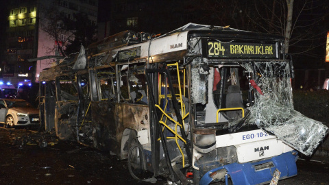 Autobús destrozado tras la explosión en Ankara, capital de Turquía. / EFE