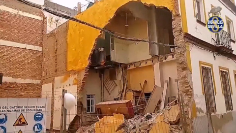 Derrumbe de un muro de una vivienda en obras en Sevilla Derrumbe de un muro de una vivienda en obras en Sevilla
