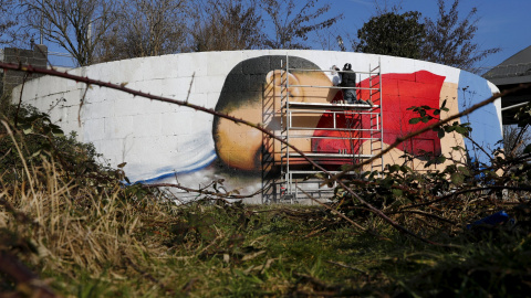 La obra de arte del niño sirio de tres años de edad, que se ahogó en septiembre junto con su madre y su hermano cuando trataban de llegar a Europa, permanecerá a unos 15 minutos a pie del centro de la ciudad, hasta el otoño.- REUTERS