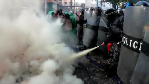 Una protesta de profesores acaba en batalla campal en Bolivia Una protesta de profesores acaba en batalla campal en Bolivia