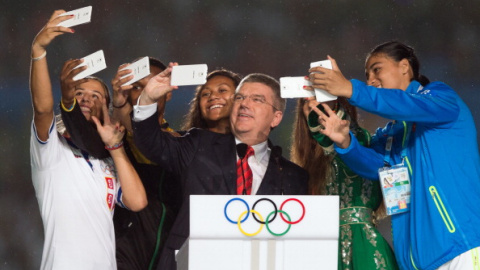 El presidente del COI se hace un selfie con deportistas en los pasados Juegos de la Juventud. El presidente del COI se hace un selfie con deportistas en los pasados Juegos de la Juventud.