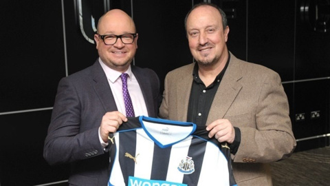 Rafa Benítez posa con la camiseta de su nuevo equipo. /NEWCASTLE UNITED Rafa Benítez posa con la camiseta de su nuevo equipo. /NEWCASTLE UNITED