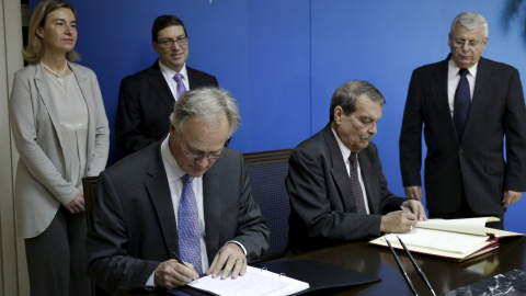 Christian Leffler (i), el principal negociador europeo para las conversaciones entre la UE y Cuba, y el vicecanciller Abelardo Moreno (d) firman un acuerdo para normalizar las relaciones en el Ministerio de Asuntos Exteriores en La Habana. Christian Leffler (i), el principal negociador europeo para las conversaciones entre la UE y Cuba, y el vicecanciller Abelardo Moreno (d) firman un acuerdo para normalizar las relaciones en el Ministerio de Asuntos Exteriores en La Habana.