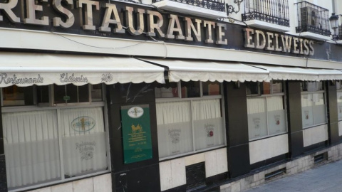 Fachada del Restaurante Edelweiss, en subasta.