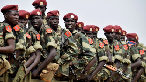 Miembros del Ejército Popular de Liberación de Sudán, montados en un camión salen de la la capital Juba, de acuerdo con el acuerdo de paz firmado en agosto entre el Gobierno y la oposición. AFP / Samir Bol