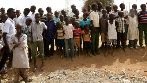Niños y jóvenes refugiados en el campamento de Al Fashir, en Darfur del Norte. REUTERS / Mohamed Abdallah Nureldin