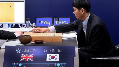 El surcoreano Lee Se-dol, campeón del mundo de "go", juega contra el programa de inteligencia artificial AlphaGo de Google, en un hotel en Seúl (Corea del Sur) hoy, 10 de marzo de 2016. Lee perdió ayer la primera de cinco partidas tras 186 El surcoreano Lee Se-dol, campeón del mundo de "go", juega contra el programa de inteligencia artificial AlphaGo de Google, en un hotel en Seúl (Corea del Sur) hoy, 10 de marzo de 2016. Lee perdió ayer la primera de cinco partidas tras 186
