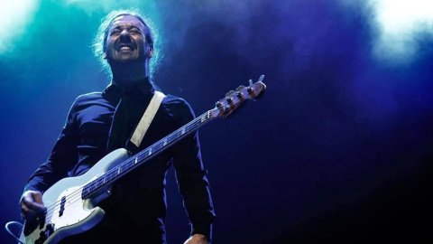 El bajista de Ilegales, Alejandro Espina, durante un concierto.