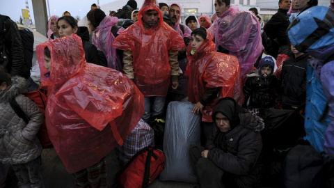 Refugiados tratan de protegerse de la lluvia en el puerto de El Pireo, cerca de Atenas. REUTERS/Michalis Karagiannis Refugiados tratan de protegerse de la lluvia en el puerto de El Pireo, cerca de Atenas. REUTERS/Michalis Karagiannis
