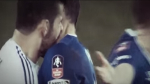 Momento en el que Diego Costa lanza un mordisco a su rival aunque es difícil apreciar si llega a agredirlo Momento en el que Diego Costa lanza un mordisco a su rival aunque es difícil apreciar si llega a agredirlo