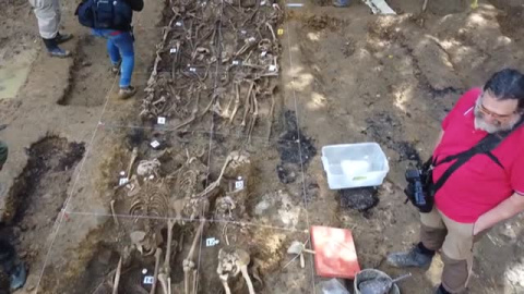 Hallan la mayor fosa común de la Guerra Civil exhumada en Euskadi Hallan la mayor fosa común de la Guerra Civil exhumada en Euskadi