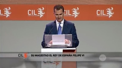 El rey Felipe VI y el rótulo con la falta de ortografía. / EP El rey Felipe VI y el rótulo con la falta de ortografía. / EP