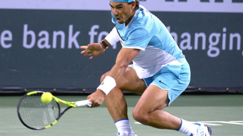 Nadal devuelve una pelota a Gilles Muller en su estreno en el Masters 1.000 de Indian Wells. /EFE Nadal devuelve una pelota a Gilles Muller en su estreno en el Masters 1.000 de Indian Wells. /EFE