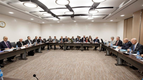 El enviado especial de la ONU para Siria, Staffan De Mistura (d), se reúne con el jefe de negociación sirio Bashar al-Jaafari (i) durante una reunión con la delegación gubernamental siria en la sede de la ONU en Ginebra. REUTERS/Salvatore D