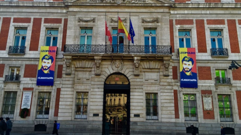 Vista de la fachada de la sede de la Comunidad de Madrid con los carteles a favor de Leopoldo López. Vista de la fachada de la sede de la Comunidad de Madrid con los carteles a favor de Leopoldo López.