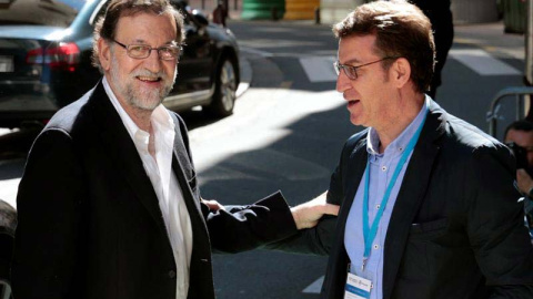 El presidente del Gobierno Mariano Rajoy saluda al presidente de la Xunta, Alberto Núñez Feijóo, antes de asisttir al Congreso del PP de Pontevedra. / EFE El presidente del Gobierno Mariano Rajoy saluda al presidente de la Xunta, Alberto Núñez Feijóo, antes de asisttir al Congreso del PP de Pontevedra. / EFE