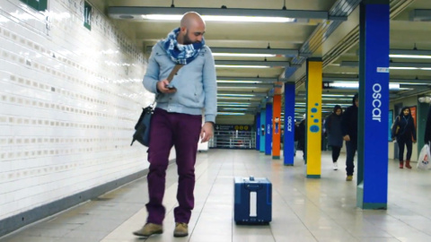 Maleta: Maleta autónoma con su dueño en una terminal de aeropuerto. /NUA