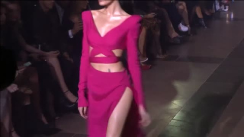 Julien Macdonald llena de color y brillo la Semana de la Moda de Londres Julien Macdonald llena de color y brillo la Semana de la Moda de Londres