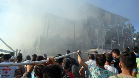 Heridos tras una incendio en el campo de refugiados de Moria, en la isla griega de Lesbos Heridos tras una incendio en el campo de refugiados de Moria, en la isla griega de Lesbos
