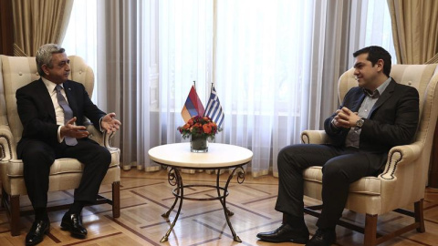 El primer ministro griego, Alexis Tsipras, se reúne con el presidente armenio, Serzh Sargsyan, durante una reunión en la mansión Maximos en Atenas.EFE El primer ministro griego, Alexis Tsipras, se reúne con el presidente armenio, Serzh Sargsyan, durante una reunión en la mansión Maximos en Atenas.EFE