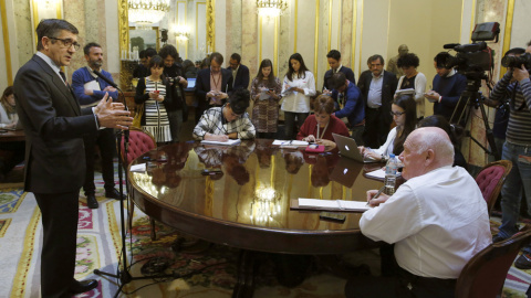 El presidente del Congreso, Patxi López, durante la rueda de prensa que ha ofrecido tras la reunión de la Junta de Portavoces, que ha analizado la negativa del Gobierno a someterse al control parlamentario. EFE/Sergio Barrenechea El presidente del Congreso, Patxi López, durante la rueda de prensa que ha ofrecido tras la reunión de la Junta de Portavoces, que ha analizado la negativa del Gobierno a someterse al control parlamentario. EFE/Sergio Barrenechea