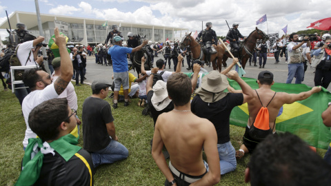 Un grupo de manifestantes protestan frente al Palacio de Planalto, la sede de la Presidencia de Brasil, contra el nombremiento comop ministro de Luiz Inacio Lula da Silva. REUTERS/Ricardo Moraes