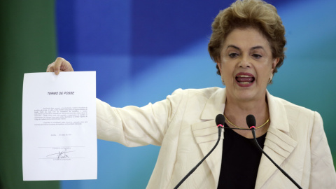 La presidenta brasileña Dilma Roussef enseña  el decreto de posesión de su antecesor Luiz Inácio Lula da Silva como nuevo ministro de Estado y Casa Civil de la Presidencia de la República en el Palacio de Planalto en Brasilia (Brasil). EFE/