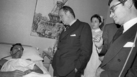 Manuel Fraga, ministro del Interior en el Ejecutivo de Carlos Arias Navarro, acompañado de Rodolfo Martín Villa, titular de Relaciones Sindicales, durante su visita a la residencia sanitaria San José de Vitoria. Fue el 6 de marzo de 1976, t Manuel Fraga, ministro del Interior en el Ejecutivo de Carlos Arias Navarro, acompañado de Rodolfo Martín Villa, titular de Relaciones Sindicales, durante su visita a la residencia sanitaria San José de Vitoria. Fue el 6 de marzo de 1976, t