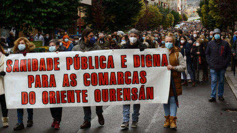 Miles de personas participan en una manifestación de reivindicación de la sanidad pública, a 28 de noviembre de 2021, en O Barco de Valdeorras, Ourense, Galicia (España). Esta protesta reclama para exigir una asistencia sanitaria “digna y Miles de personas participan en una manifestación de reivindicación de la sanidad pública, a 28 de noviembre de 2021, en O Barco de Valdeorras, Ourense, Galicia (España). Esta protesta reclama para exigir una asistencia sanitaria “digna y