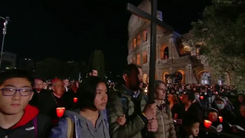 Una ucraniana y una rusa comparten Vía Crucis Una ucraniana y una rusa comparten Vía Crucis