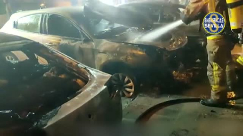 Espectacular incendio en un taller mecánico en el centro de Sevilla Espectacular incendio en un taller mecánico en el centro de Sevilla