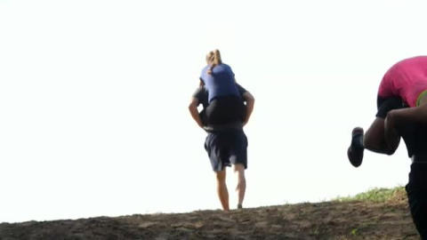 Hungría celebra la tradicional carrera "Cargar con la esposa" Hungría celebra la tradicional carrera "Cargar con la esposa"