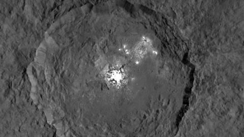 Puntos muy brillantes en el cráter Occato de Ceres. / NASA/JPL-Caltech/UCLA/MPS/DLR/IDA Puntos muy brillantes en el cráter Occato de Ceres. / NASA/JPL-Caltech/UCLA/MPS/DLR/IDA