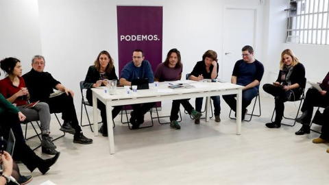 El secretario general de Podemos en la Comunidad de Madrid, Luis Alegre (c), junto al diputado y número dos del partido en Madrid, Miguel Vila (c-d), durante la reunión del Consejo Autonómico de la Comunidad de Madrid. EFE/JuanJo Martin El secretario general de Podemos en la Comunidad de Madrid, Luis Alegre (c), junto al diputado y número dos del partido en Madrid, Miguel Vila (c-d), durante la reunión del Consejo Autonómico de la Comunidad de Madrid. EFE/JuanJo Martin