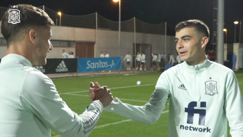 Javi Puado y Pedri se retan a un duelo de porterías Javi Puado y Pedri se retan a un duelo de porterías