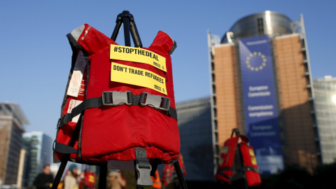 Un chaleco salvavidas durante una protesta de Amnistía Internacional frente a la sede de la Comisión Europea en Bruselas. - REUTERS Un chaleco salvavidas durante una protesta de Amnistía Internacional frente a la sede de la Comisión Europea en Bruselas. - REUTERS