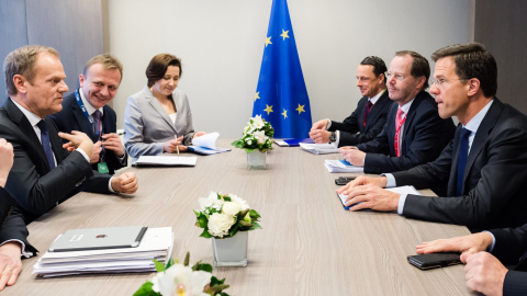 El presidente del Consejo Europeo, Donald Tusk, conversando ayer en Bruselas con el primer ministro holandés, Mark Rutte. /REUTERS El presidente del Consejo Europeo, Donald Tusk, conversando ayer en Bruselas con el primer ministro holandés, Mark Rutte. /REUTERS