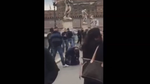 Captura del vídeo que muestra al hincha del Sparta orinando sobre una mendiga. Captura del vídeo que muestra al hincha del Sparta orinando sobre una mendiga.