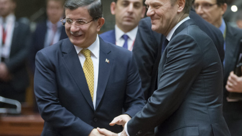 El primer ministro turco Ahmet Davutoglu (izda) se estrecha la mano con el presidente del Consejo Europeo Donald Tusk, durante la cumbre de los jefes de Estado. EFE/Olivier Hoslet El primer ministro turco Ahmet Davutoglu (izda) se estrecha la mano con el presidente del Consejo Europeo Donald Tusk, durante la cumbre de los jefes de Estado. EFE/Olivier Hoslet