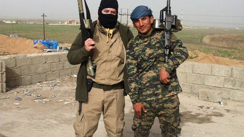 Soria posando armado con un soldado peshmerga. Soria posando armado con un soldado peshmerga.