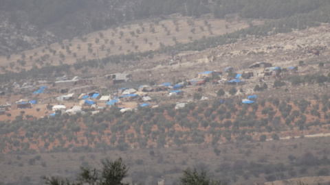 Foto de un campo de refugiados en territorio sirio tomada desde la frontera turca. / CORINA TULBURE Foto de un campo de refugiados en territorio sirio tomada desde la frontera turca. / CORINA TULBURE