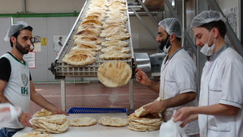 La Fundación de Ayuda Humanitaria (IHH) hornea 120.000 panes al día en la frontera turco-siria. / CORINA TULBURE La Fundación de Ayuda Humanitaria (IHH) hornea 120.000 panes al día en la frontera turco-siria. / CORINA TULBURE