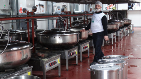 A pocos minutos de la frontera, IHH prepara 50.000 comidas calientes al día. / CORINA TULBURE A pocos minutos de la frontera, IHH prepara 50.000 comidas calientes al día. / CORINA TULBURE