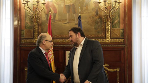 El ministro de Hacienda y Administraciones Públicas, Cristóbal Montoro (i), recibe al vicepresidente y conseller económico de la Generalitat, Oriol Junqueras (d), para analizar la situación financiera que atraviesa Cataluña, hoy en la sede El ministro de Hacienda y Administraciones Públicas, Cristóbal Montoro (i), recibe al vicepresidente y conseller económico de la Generalitat, Oriol Junqueras (d), para analizar la situación financiera que atraviesa Cataluña, hoy en la sede
