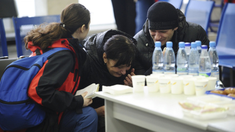 Familiares de los fallecidos lloran desconsolados en el aeropuerto de Rostov del Don. /REUTERS Familiares de los fallecidos lloran desconsolados en el aeropuerto de Rostov del Don. /REUTERS