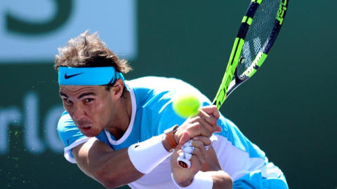 Nadal golpea una bola contra el japonés Nishikori. /EFE Nadal golpea una bola contra el japonés Nishikori. /EFE