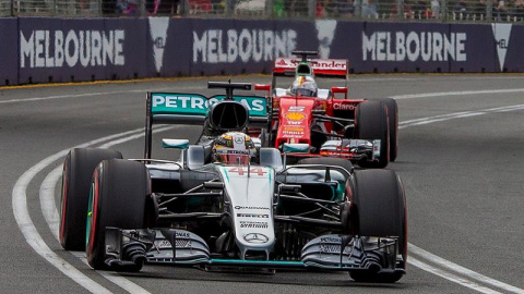 Lewis Hamilton en la calificación del GP de Australia, seguido por Sebastian Vettel. /EFE Lewis Hamilton en la calificación del GP de Australia, seguido por Sebastian Vettel. /EFE