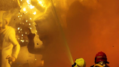 Dos bomberos trabajan durante la tradicional cita con el ritual del fuego fallero de San José. /EFE Dos bomberos trabajan durante la tradicional cita con el ritual del fuego fallero de San José. /EFE